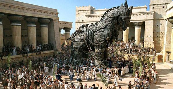 En la actual Turquía, según la leyenda, los griegos entran en la ciudad de Troya usando el Caballo de Troya.-0