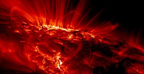El astrónomo David Fabricius observa por primera vez manchas solares.-0