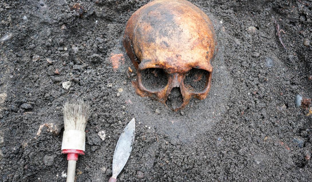 Encuentran en Suecia los restos de un “gigante” enterrado con su espada-0